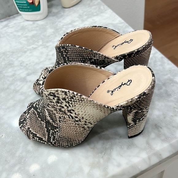 NEW Reptile Print Mules - Picture 12 of 13